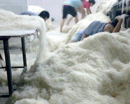 Diese Bilder aus einer chinesischen Nudel-Fabrik sorgen für Aufregung: Im Vordergrund schläft ein Mitarbeiter auf dem Nudel-Berg, im Hintergrund laufen Mitarbeiter barfuß auf den frisch produzierten Lebensmitteln herum.