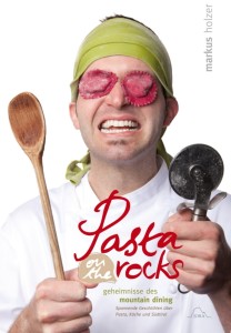 In Pasta on the rocks zeigt Markus Holzer viele Möglichkeiten auf, wie man in der Küche und vor allem mit der Pasta glänzen kann.