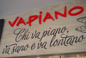 Der Slogan von Vapiano lautet: Chi va piano, va sano e va lontano, Italienisch für etwa ‚Wer das Leben locker und gelassen angeht, lebt gesünder und länger‘.