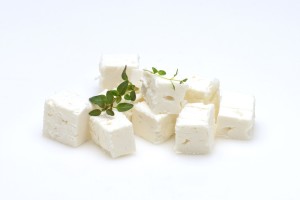 Der griechische Salzlakenkäse Feta ist ursprünglich ein drucklos ausgemolkter Schafskäse.