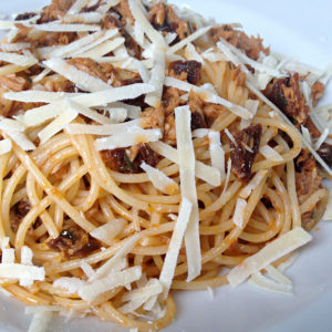 Spaghetti mit Lachs und getrockneten Tomaten