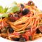 Scharfe Oliven-Tomatensoße zu Spaghetti