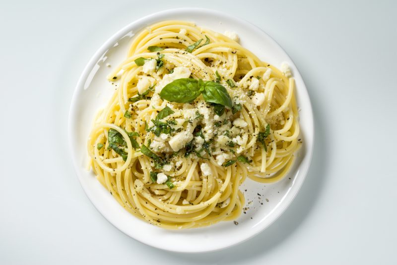 Spaghetti mit Basilikum-Pesto und Parmesan