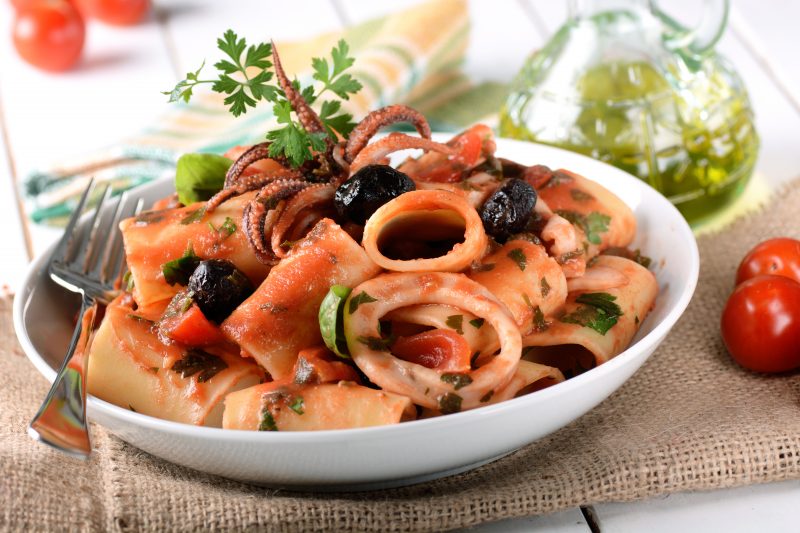 Calamari-Pasta mit Tomaten und schwarzen Oliven