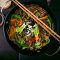 Asiatische Sobanudeln mit Rindfleisch und Gemüse