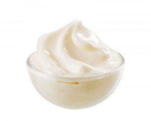 Crème fraîche wird aus Kuhmilch hergestellt und muss einen Mindestfettgehalt von 30 Prozent haben.
