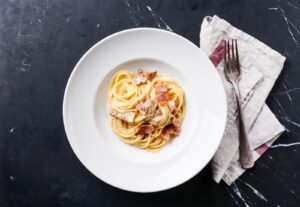 Das Gericht Spaghetti Carbonara ist ein Klassiker der italienischen Küche.